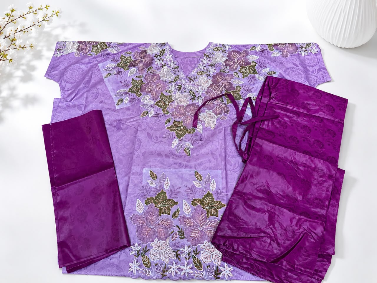 Ensemble violet à motifs floraux brodés