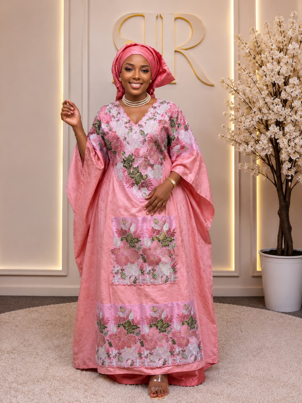 Robe longue rose à motifs floraux brodés
