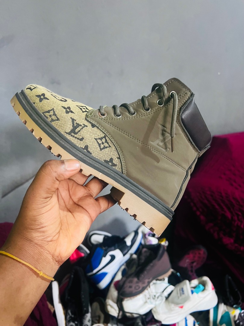 Bottines montantes à lacets motif géométrique